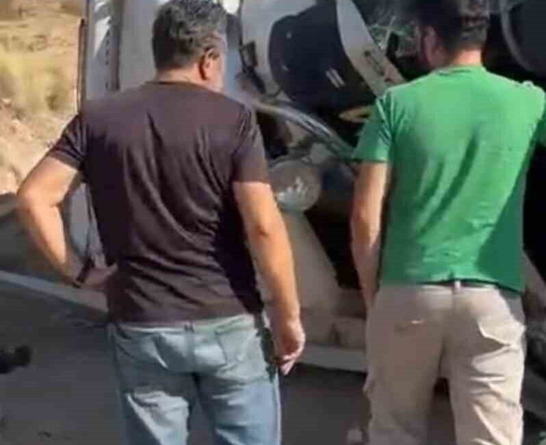 Ankara'nın Beypazarı ilçesinde kontrolden çıkan kamyon şarampole devrildi. Kazada yaralanan