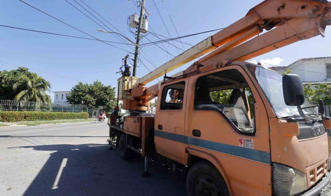 Küba'da elektrik şebekesinin 4. kez çökmesiyle milyonlarca kişi elektriksiz kaldı.