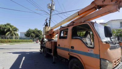 Küba'da elektrik şebekesinin 4. kez çökmesiyle milyonlarca kişi elektriksiz kaldı.