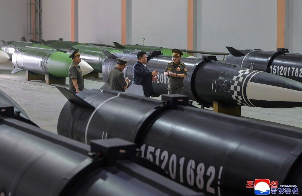 Kuzey Kore lideri Kim Jong-Un, yeni füze fabrikasının denetiminde savaş