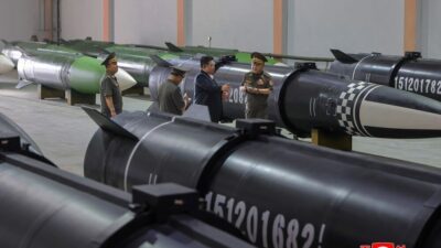Kuzey Kore lideri Kim Jong-Un, yeni füze fabrikasının denetiminde savaş