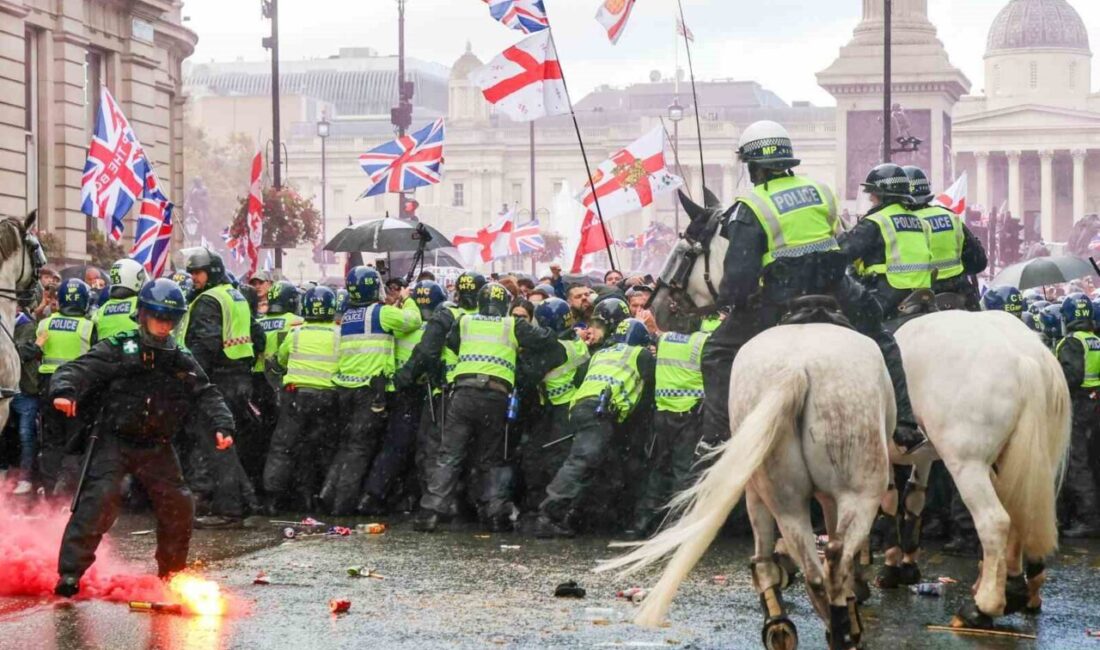 Londra'da gerçekleşen göçmenlik karşıtı protestolar, aşırı sağcı gruplarla polis arasında