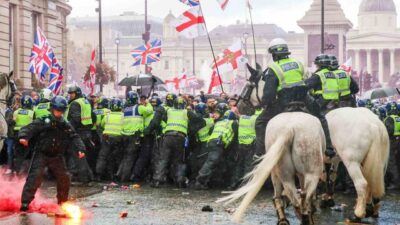 Londra'da gerçekleşen göçmenlik karşıtı protestolar, aşırı sağcı gruplarla polis arasında