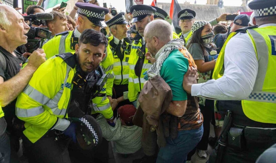 Londra'da düzenlenen Filistin'e destek gösterisinde yasaklı örgüt tarafından 890 kişi