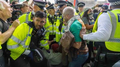 Londra'da düzenlenen Filistin'e destek gösterisinde yasaklı örgüt tarafından 890 kişi