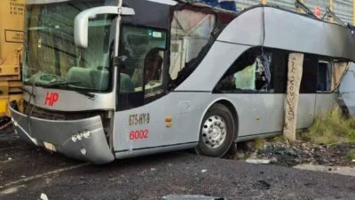 Meksika'nın Atlacomulco kentinde bir yolcu otobüsüne tren çarptı, 8 kişi