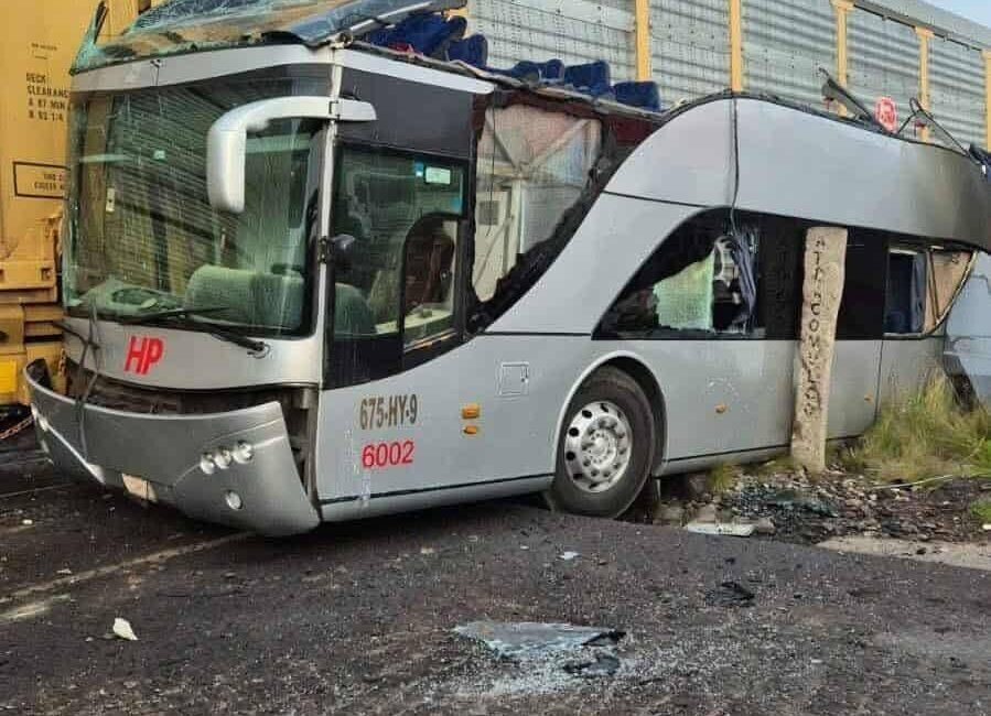 Meksika'nın Atlacomulco kentinde bir yolcu otobüsüne tren çarptı, 8 kişi