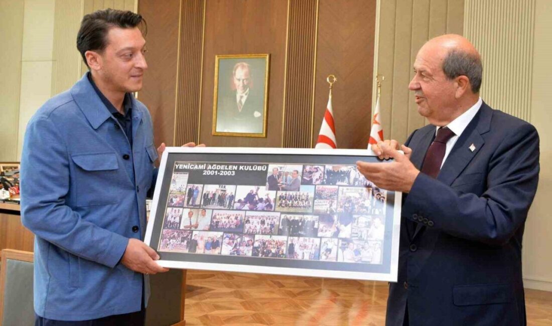 KKTC Cumhurbaşkanı Ersin Tatar, eski futbolcu Mesut Özil'i kabul etti.