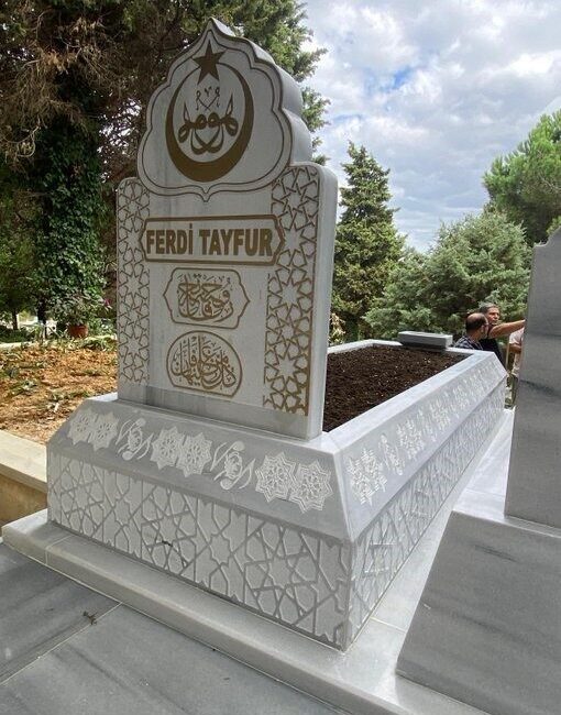 MHP Genel Başkanı Devlet Bahçeli, Ferdi Tayfur'un mezar taşını yaptırdı.