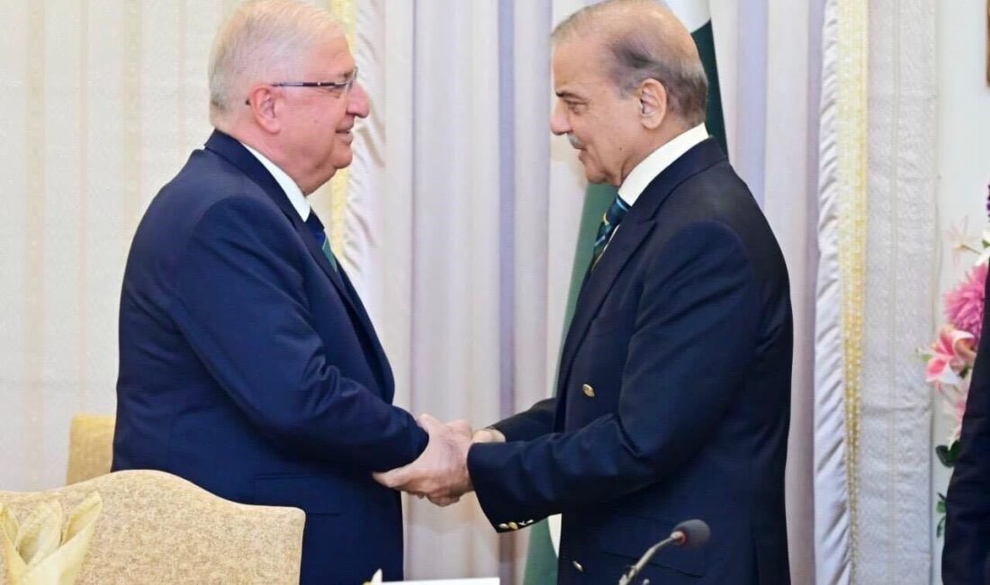 Milli Savunma Bakanı Yaşar Güler, Pakistan Başbakanı Şahbaz Şerif'le bir