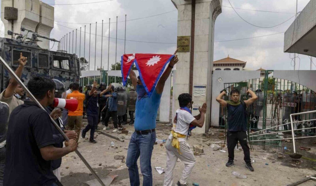 Nepal'de sosyal medya yasağının ardından binlerce kişi sokaklara döküldü. Katmandu'da