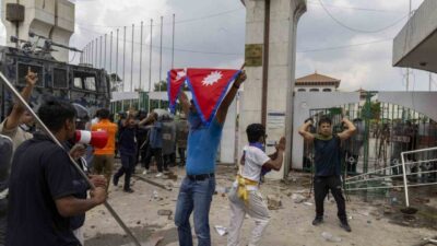 Nepal'de sosyal medya yasağının ardından binlerce kişi sokaklara döküldü. Katmandu'da