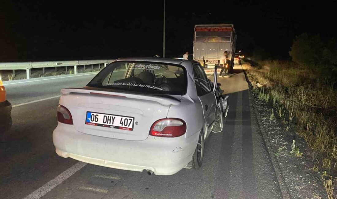 Çorum'da otomobilin kamyona arkadan çarpması sonucu hurdaya dönmesine rağmen sürücü