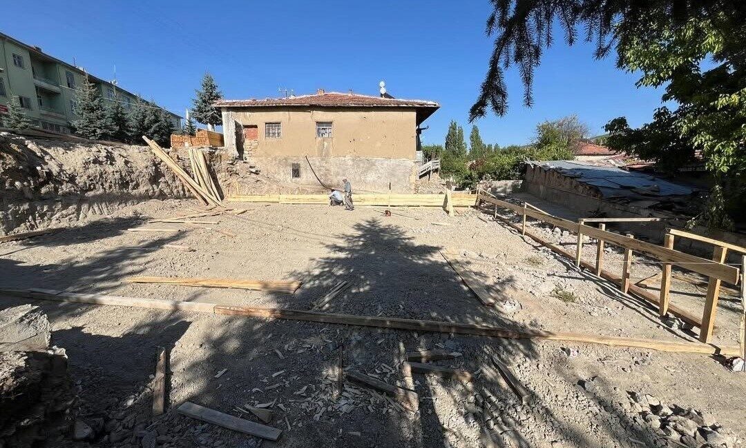 Özükavak Beldesi'nde misafirhane yapımı hızla devam ediyor. Belediye Başkanı Abdullah