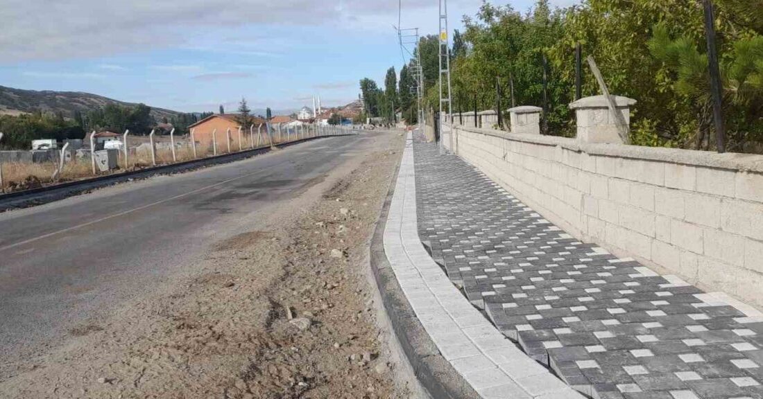 Özükavak Belediyesi, Şeyhyakup Caddesi'nde kaldırım yenileme çalışmalarına başladı. Belediye Başkanı