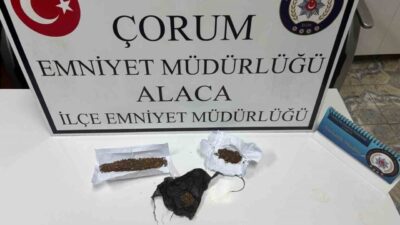 Çorum'un Alaca ilçesinde polis ekipleri, araçtan uyuşturucu attığını fark ederek