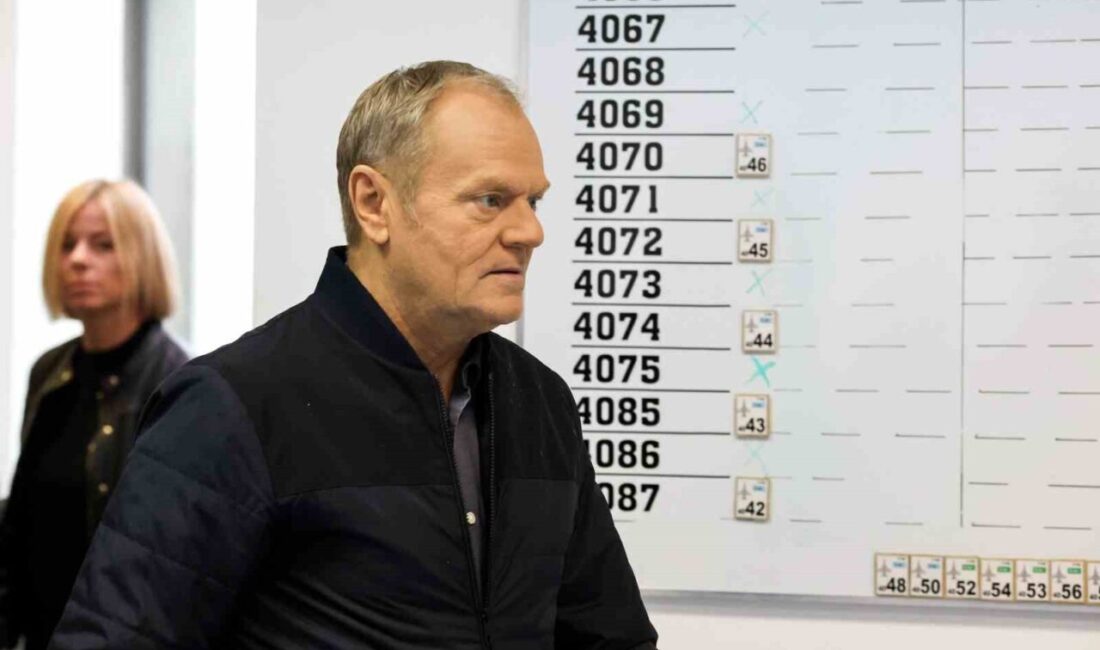 Polonya Başbakanı Donald Tusk'un korumalar tarafından 24 saat boyunca korunan
