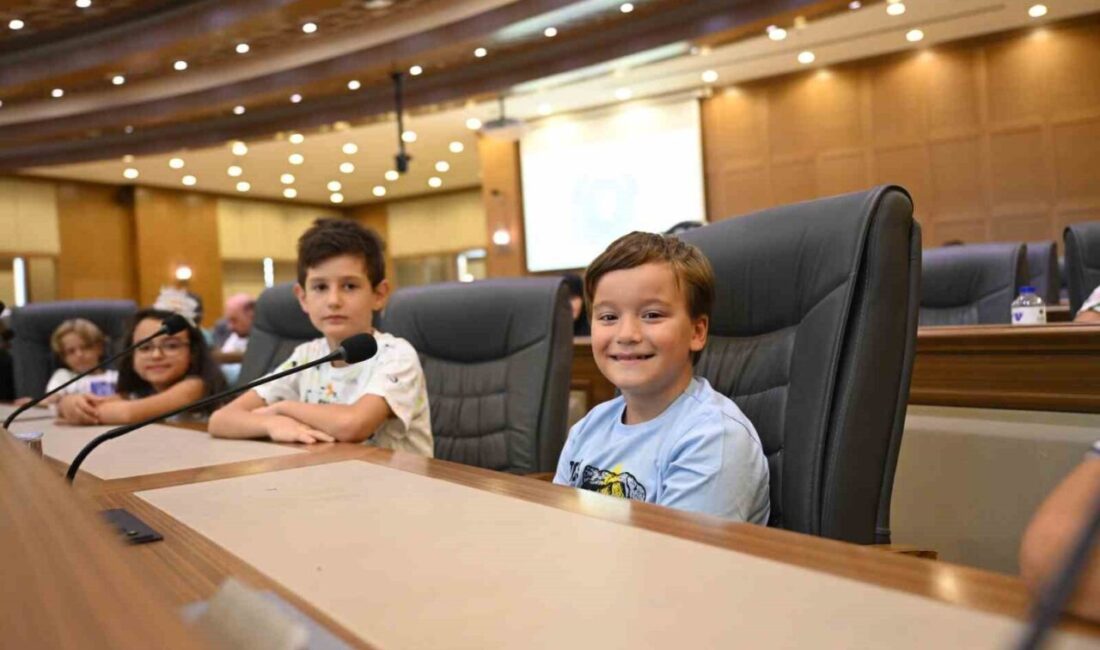 Büyükşehir Belediyesi tarafından düzenlenen Robotik Kodlama ve Yazılım Atölyesi'nde eğitim