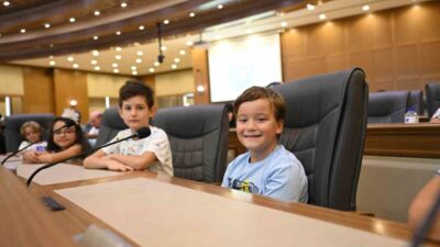 Büyükşehir Belediyesi tarafından düzenlenen Robotik Kodlama ve Yazılım Atölyesi'nde eğitim