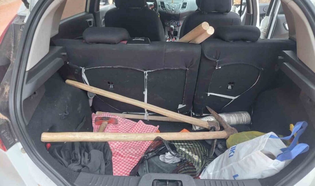 Yozgat'ın Sarıkaya ilçesinde define arayan kaçak kazı yaparken suçüstü yakalananlar