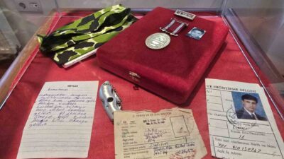 Yozgat'ta, şehitlerin şahsi eşyalarından oluşan duygusal anlar yaşatande bir sergi