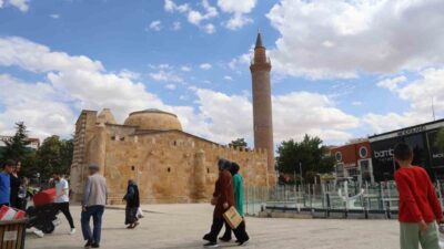 Kırşehir'de 754 yıldır varlığını sürdüren ve medrese-cami olarak kullanılan tarihi