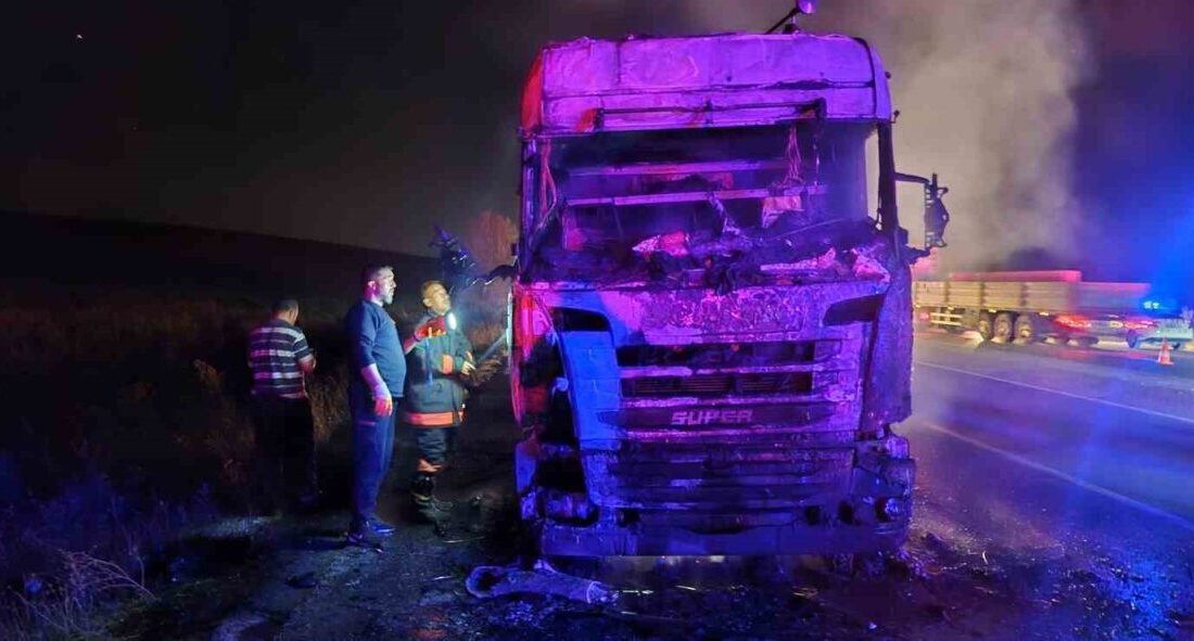 Çorum'un Alaca ilçesinde tırda çıkan yangın, itfaiye ekiplerince kontrol altına