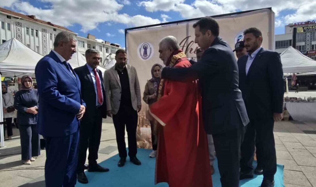 Sorgun'da Ahilik Haftası kutlamalarında, yılın esnafı seçilen Ahmet Arslan ve