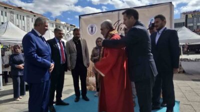 Sorgun'da Ahilik Haftası kutlamalarında, yılın esnafı seçilen Ahmet Arslan ve