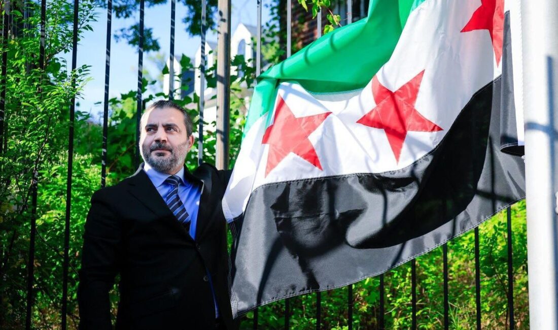 Suriye Dışişleri Bakanı Esad Hasan Şeybani, Washington'daki Suriye Büyükelçiliği'nde bayrağı