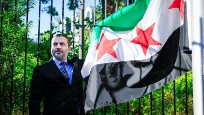 Suriye Dışişleri Bakanı Esad Hasan Şeybani, Washington'daki Suriye Büyükelçiliği'nde bayrağı