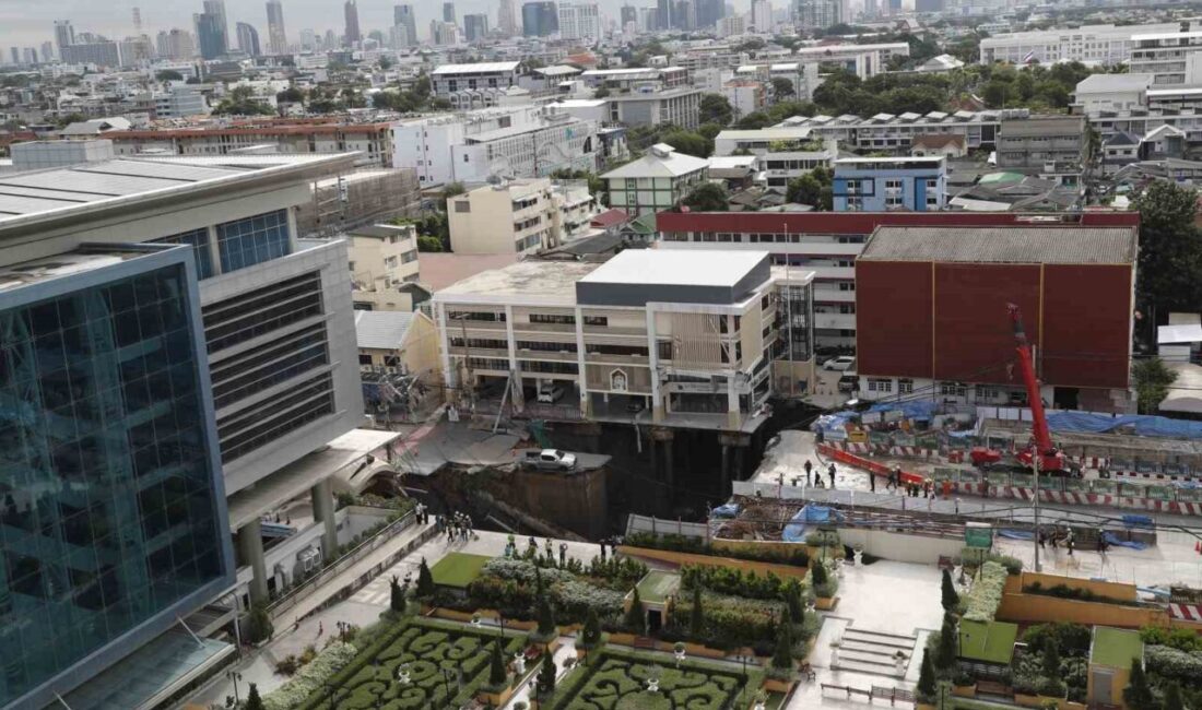 Bangkok'un merkezinde yol çökmesi sonucu oluşan dev çukurda araç düşerken