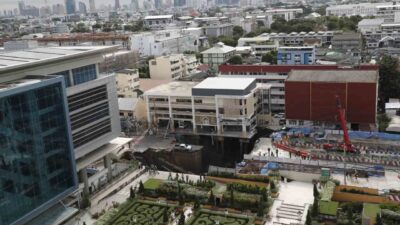 Bangkok'un merkezinde yol çökmesi sonucu oluşan dev çukurda araç düşerken