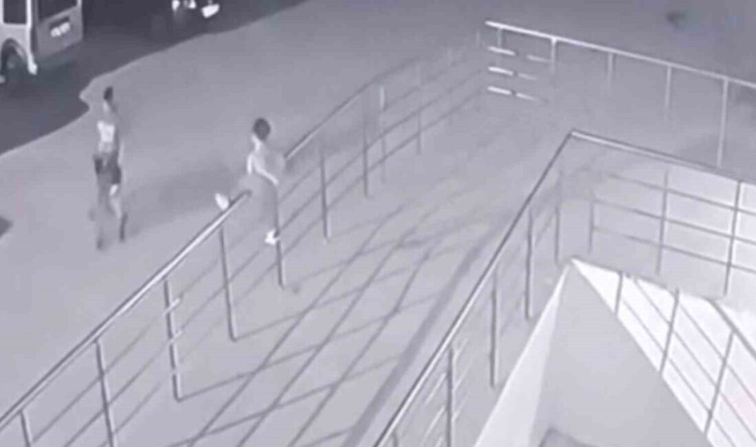 Polatlı'da 2 yaşındaki çocuk, tırmandığı demir korkuluktan düşerek ağır yaralandı.