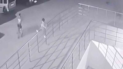 Polatlı'da 2 yaşındaki çocuk, tırmandığı demir korkuluktan düşerek ağır yaralandı.