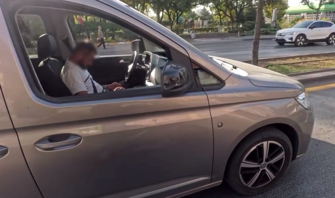 Ankara'da trafikte uyuyakalan sürücüyü fark eden motosiklet sürücüsü, uyanmasına yardımcı