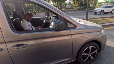 Ankara'da trafikte uyuyakalan sürücüyü fark eden motosiklet sürücüsü, uyanmasına yardımcı