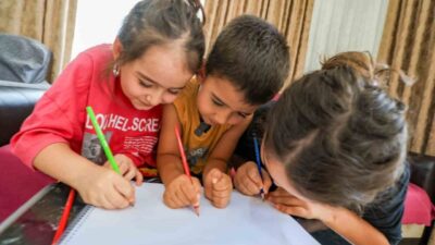 Türk Kızılay, depremzedelerin yanında olmaya devam ederek ihtiyaç sahibi öğrencilere
