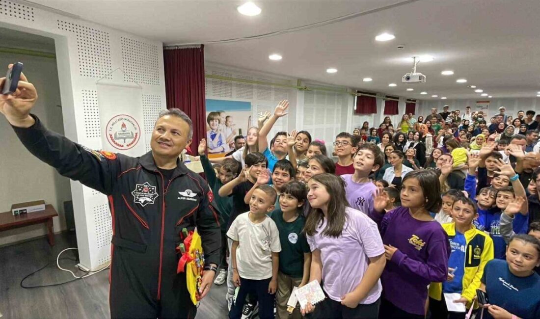 Türkiye'nin ilk astronotu Alper Gezeravcı, Karaman Bilim ve Sanat Merkezi'nde