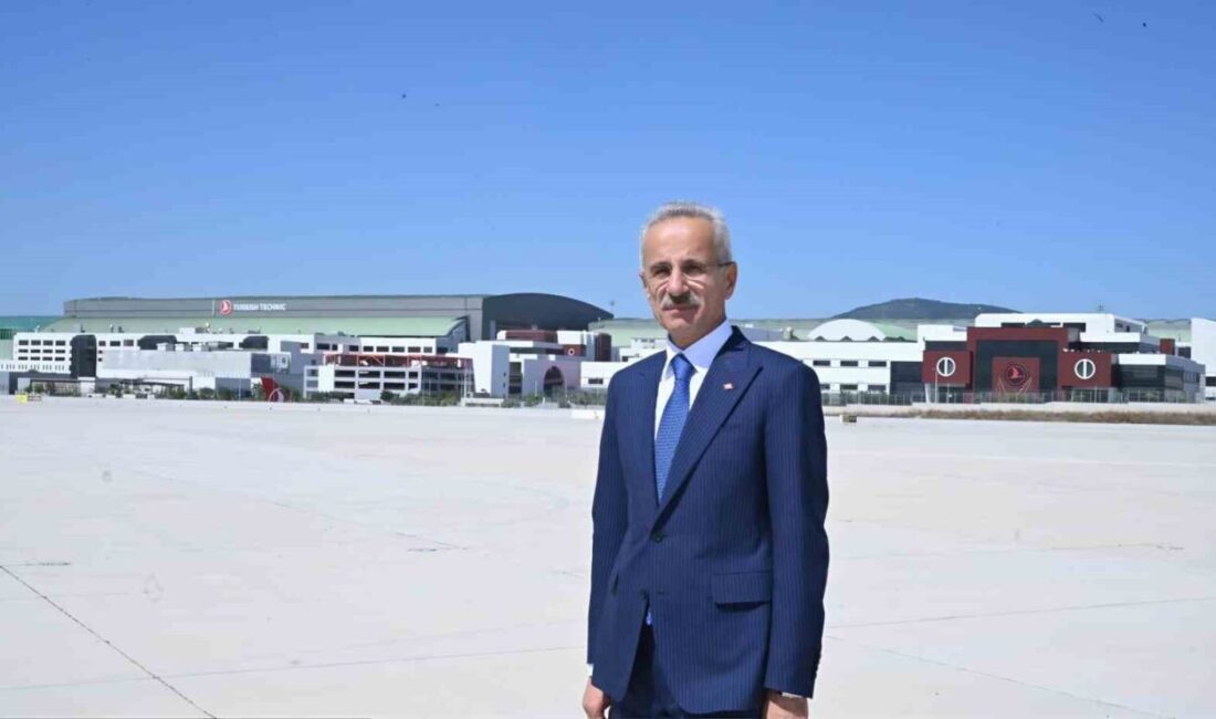 Ulaştırma ve Altyapı Bakanı Abdulkadir Uraloğlu, uçak yolcularına ücretsiz su