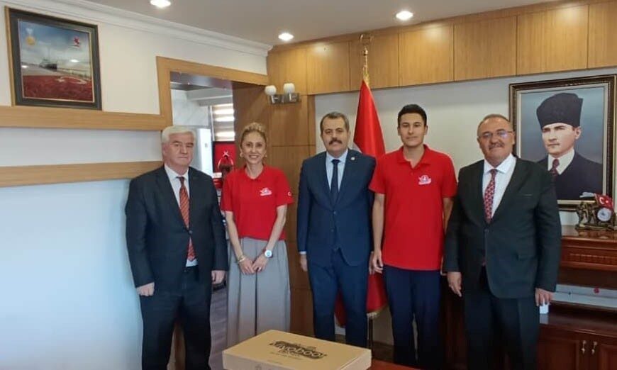 İstanbul'da yapılan TEKNOFEST 2025 Türkiye Finalleri'nde şampiyon olan Hatice-Kemal Kayalıoğlu