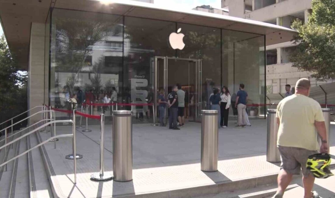 Türkiye'de iPhone 17 satışları hayal kırıklığı yarattı. Mağazalarda beklenen yoğunluk