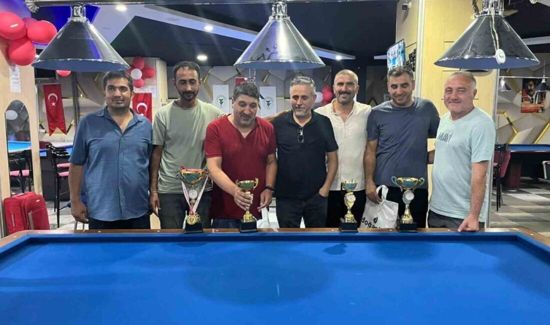 Yozgat'ta düzenlenen 3 Bant Bilardo Turnuvası'nda dereceye giren sporcular ödüllerini