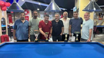 Yozgat'ta düzenlenen 3 Bant Bilardo Turnuvası'nda dereceye giren sporcular ödüllerini