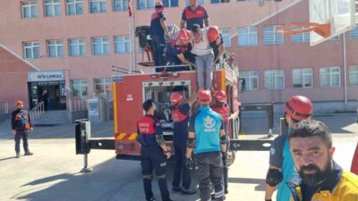 Yozgat'ın Boğazlıyan ilçesinde gerçekçi bir deprem tatbikatı düzenlendi. Senaryoya göre