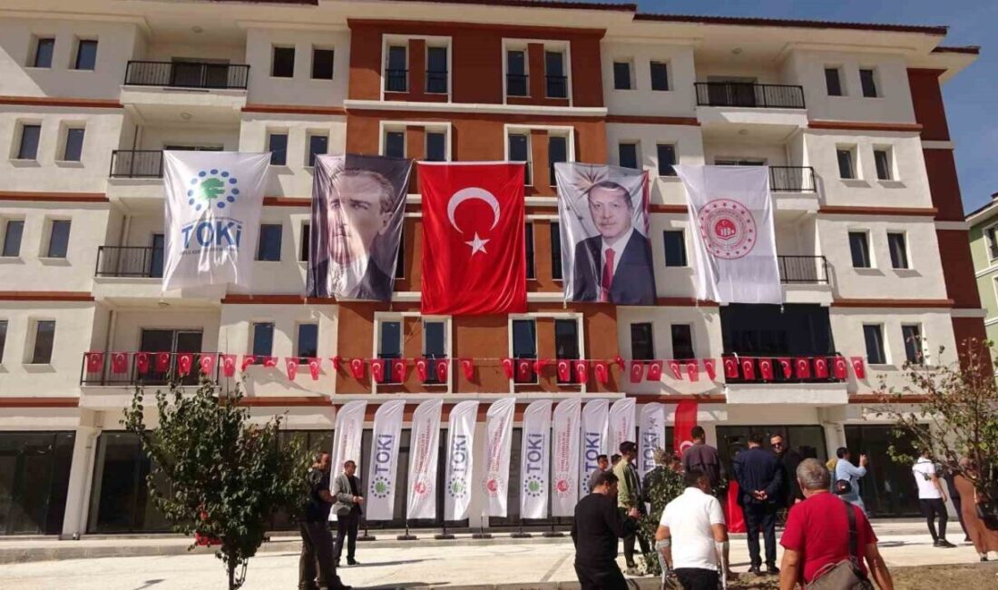Yozgat'ta TOKİ konutları tamamlandı, hak sahiplerine anahtarları teslim edildi. Yapılan
