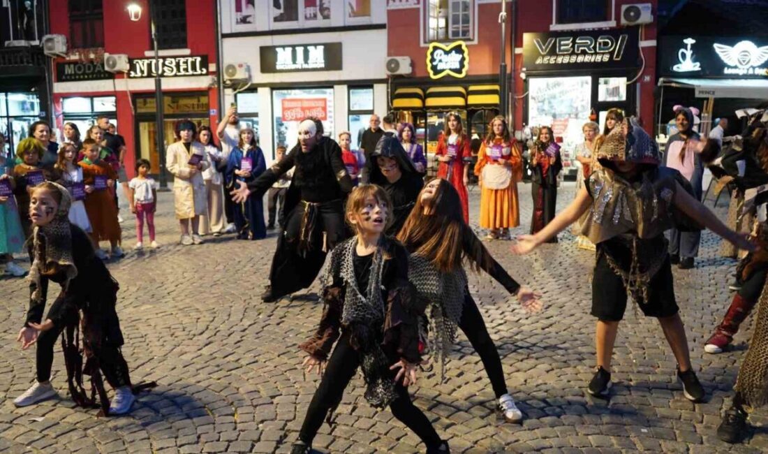 Kosova'nın başkenti Prizren'de düzenlenen Uluslararası Türkçe Tiyatro Festivali'nde, sanatseverler 5