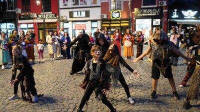 Kosova'nın başkenti Prizren'de düzenlenen Uluslararası Türkçe Tiyatro Festivali'nde, sanatseverler 5