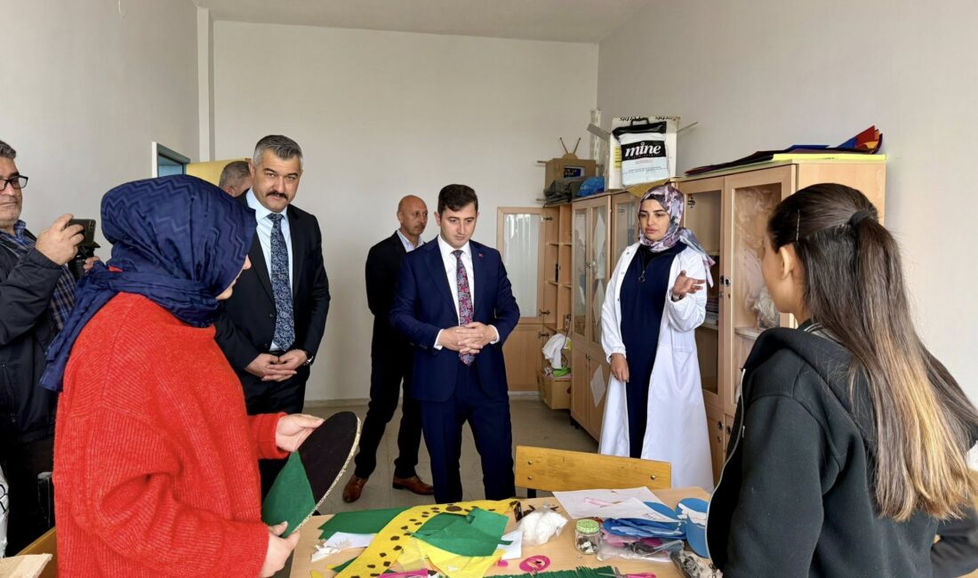 Çiçekdağı Kaymakamı Murat Görmüş, İlçe Milli Eğitim Müdürü Abdülkadir Sağlam