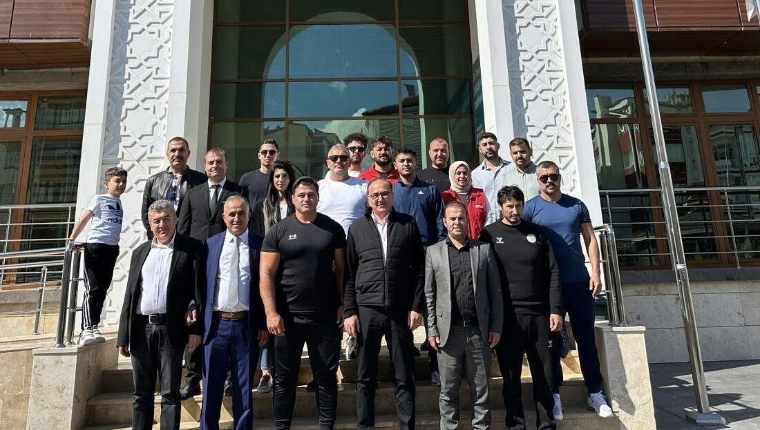 Rıza Kayaalp ve İl Müdürü Şahin Hopur Yerköy’de Gençlerle Buluştu